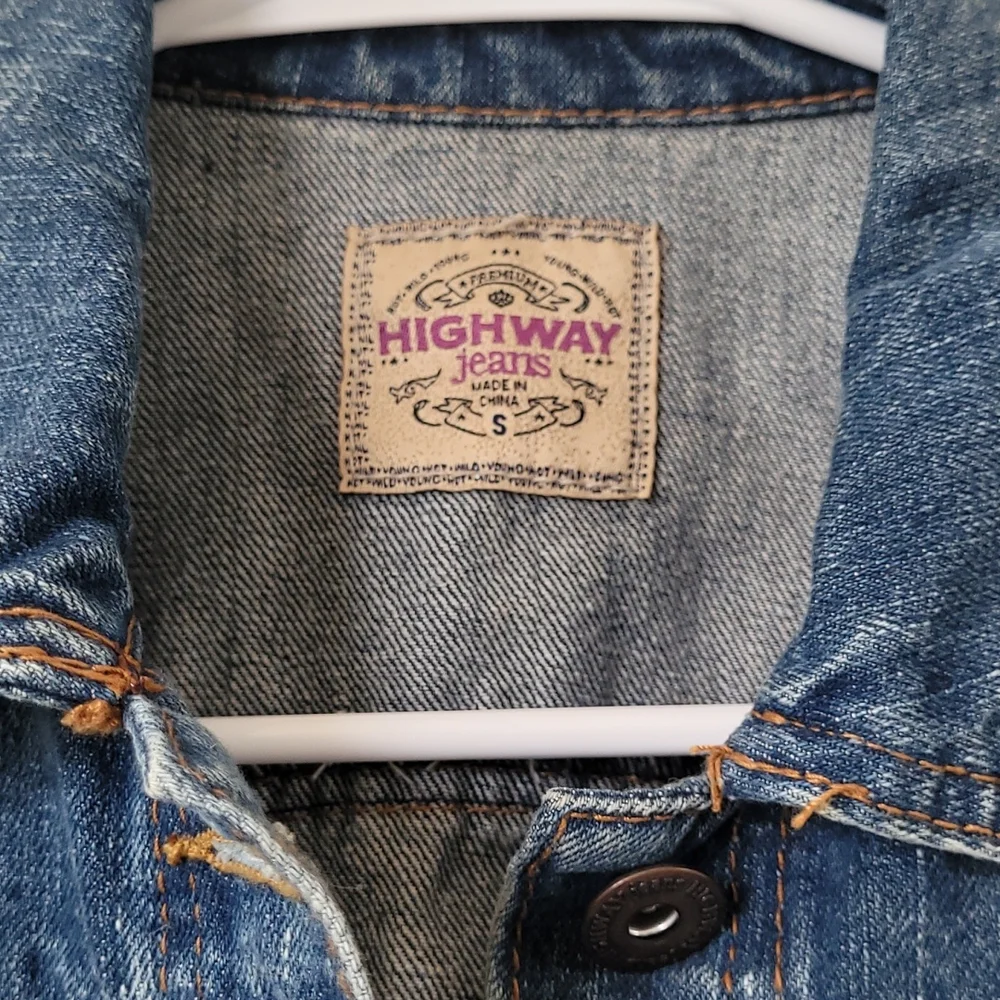 Crop top style jean jacket Size Small - Picture 3 of 6